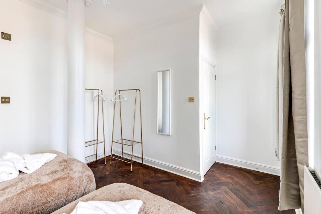 Entire 3 Bedroom House Contractors Families Relocators ウェア エクステリア 写真