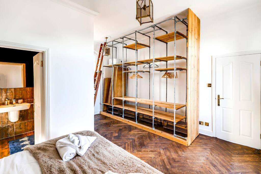 Entire 3 Bedroom House Contractors Families Relocators ウェア エクステリア 写真